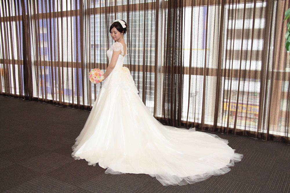 お色直しがあるのは日本だけ。国際結婚で知るウエディングドレスの色々