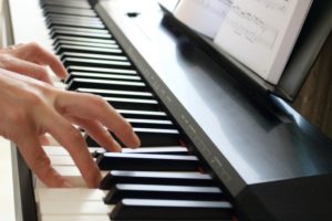 語学留学・ワーホリでも音楽を楽しむ！海外で楽器を弾く理由とオススメの曲